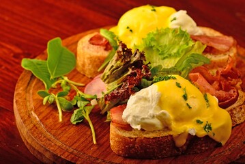 DOUBLE DUTCH EGG BENEDICT