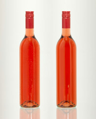 Zwei Roséweinflaschen mit Schraubverschluss auf neutralem Hintergrund