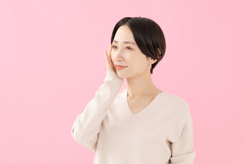 笑顔のミドル女性　カラーバック