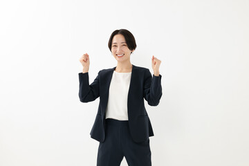 ガッツポーズをするビジネスウーマン