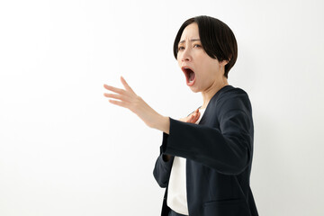 怒る女性