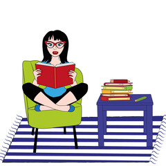 Mujer sentada en sillón leyendo un libro.