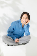 笑顔のカジュアル女性