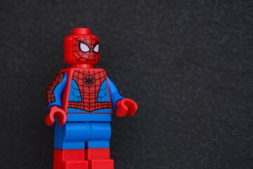 Naklejka premium Tambov, Russian Federation - March 18, 2025 Lego Spider-Man minifigure against a black background