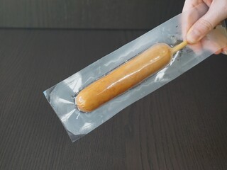 корейская уличная еда. корейская сосиска.