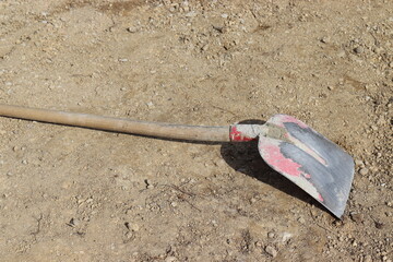 Schaufel auf der Baustelle.