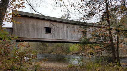 Obraz premium Comstock Covered Bridge across the Salmon River, East Hampton, Connecticut 