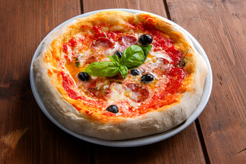 Deliziosa pizza italiana con salame e olive nere 