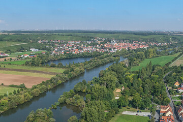 Ausblick ins romantische Maintal rund um die Stadt Marktsteft bei Kitzingen im Spätsommer