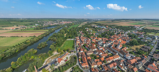 Ausblick ins romantische Maintal rund um die Stadt Marktsteft bei Kitzingen im Spätsommer