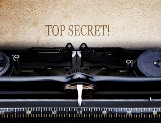 Blatt in Schreibmaschine mit der Aufschrift Top Secret!