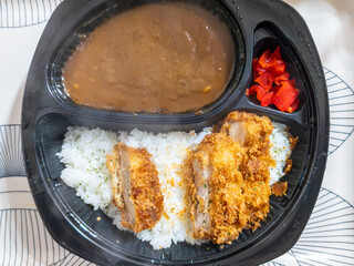 カツカレー弁当の上からの眺め