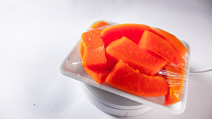 Sliced Papaya in Food-Grade Plastic Wrap – Ready-to-Eat Fruit Packaging