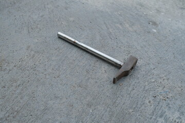 Photo of an iron hammer on the ground