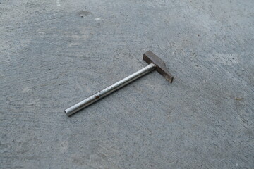 Photo of an iron hammer on the ground