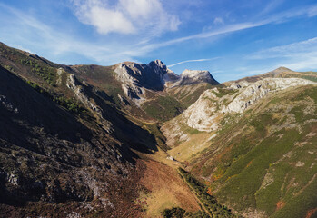 Naklejka premium Magnificent mountain scenery at noon
