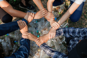 Obraz premium A group of environmental conservation volunteers is collaborating on research and analysis of waste collection.