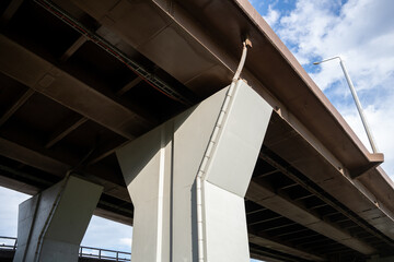 Obraz premium Large concrete support columns for a bridge or elevated roadway