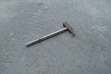Photo of an iron hammer on the ground