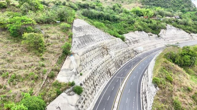 Video a&eacute;reo realizado con drone sobre la nueva v&iacute;a que pertenece a la "Conexi&oacute;n Pac&iacute;fico 1" unidad Funcional 2 en  las zonas rurales de los municipios de Amag&aacute; y Titirib&iacute;, Antioquia, Colombia.