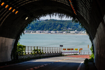Obraz premium 海が見えるトンネル、鎌倉、逗子