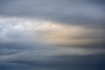 Obraz premium Clouds on the sky with sunlight in the evening