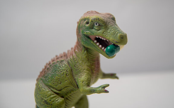 dinosaurio con pastilla en la boca