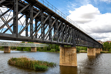 Fototapeta premium Detalle de un puente de hierro sobre un rio
