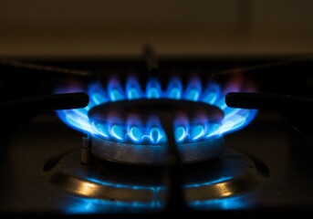 夜のキッチン、青い炎の光