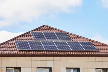 Naklejka premium Solar panels on the roof of a modern house