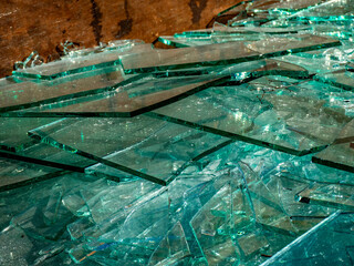 Bruchglas in einem Wertstoff Container