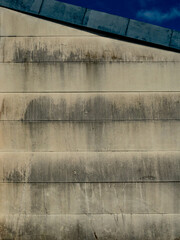 Feuchte und verschmutzte Hauswand