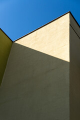 Żółta ściana i cień – gra światła w minimalistycznej architekturze © Kacper