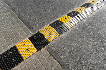 Progi zwalniające jako detale miejskiej infrastruktury drogowej. Symetria i powtarzalność w przestrzeni ulicznej © Kacper