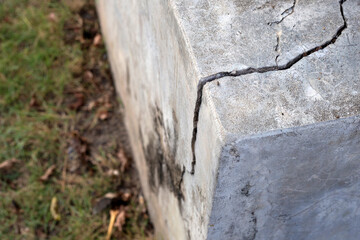 Home building problem. Cracked concrete