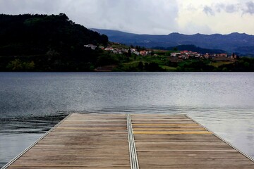 Embarcadero de madera con río de fondo