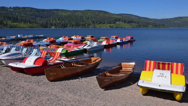 Ruderboot, Tretboot, Bunt, Schluchsee, Schwarzwald, Baden-W&uuml;rttemberg, Deutschland, Europa