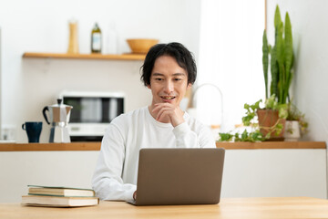 男性　パソコン