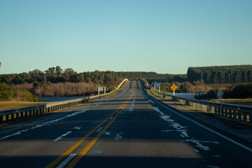 Puente se&ntilde;alizado en la carretera