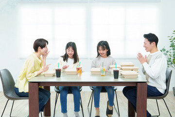 ご飯を食べる家族