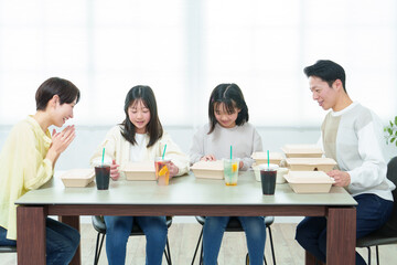 ご飯を食べる家族