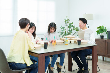 ご飯を食べる家族