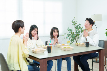 いただきますをする家族