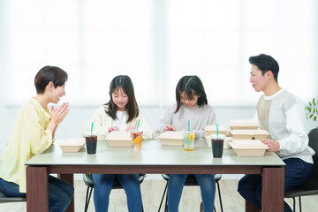 ご飯を食べる家族