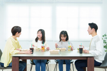 ご飯を食べる家族