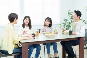 ご飯を食べる家族