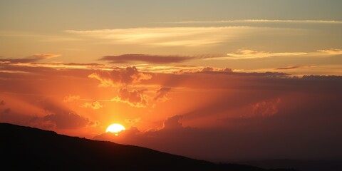 Obraz premium Golden Hour Glow: Stunning Sunset Hues