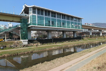 釜山金海軽電鉄の駅と川