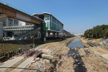 釜山金海軽電鉄の駅舎