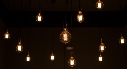 暖色系の電球が優しく照らす、暗闇の空間。美しい光の配置